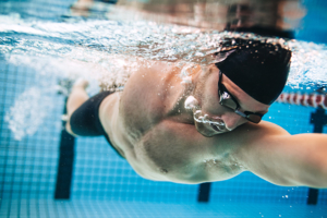 male swimmer takes glutathione and swims underwater during workout