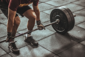 man lifts weights to lose weight and gain muscle