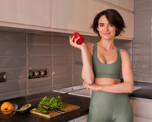 picture-young-woman-with-vegetables-kitchen body detox